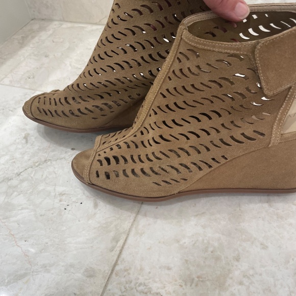 VIA SPIGA {10} Tan Wedge Shoes Peep Toe Laser Cut-out Design - Picture 4 of 14